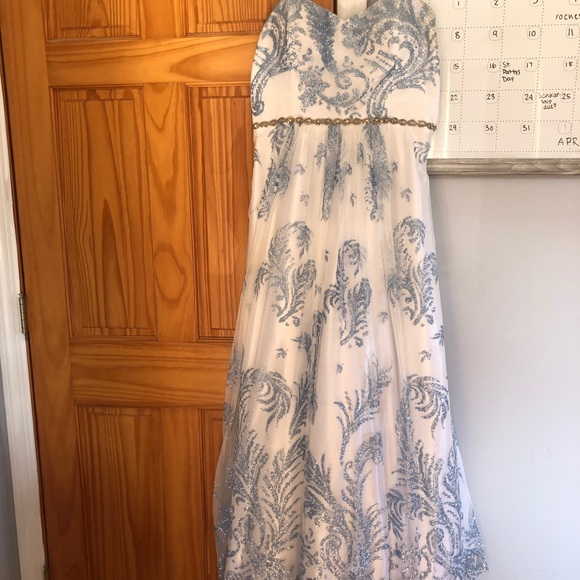 PROM DRESSES - Picture 4 of 4